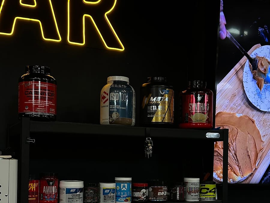 Estante con proteínas y suplementos