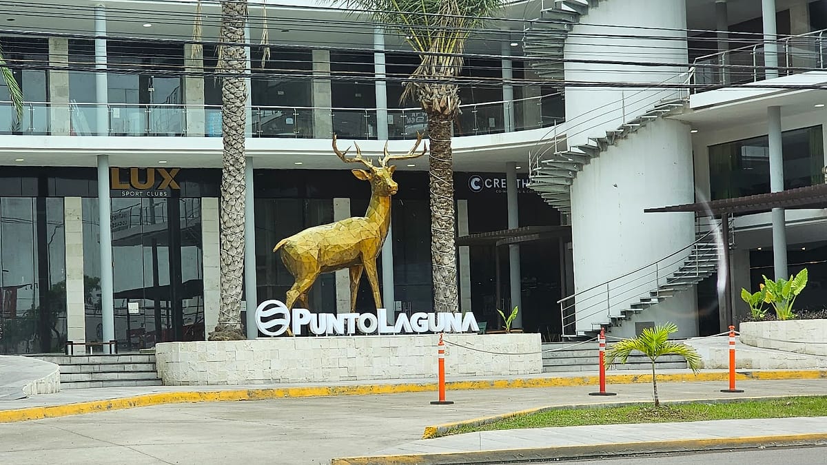 Entrada a la plaza donde está Lux Sport Clubs