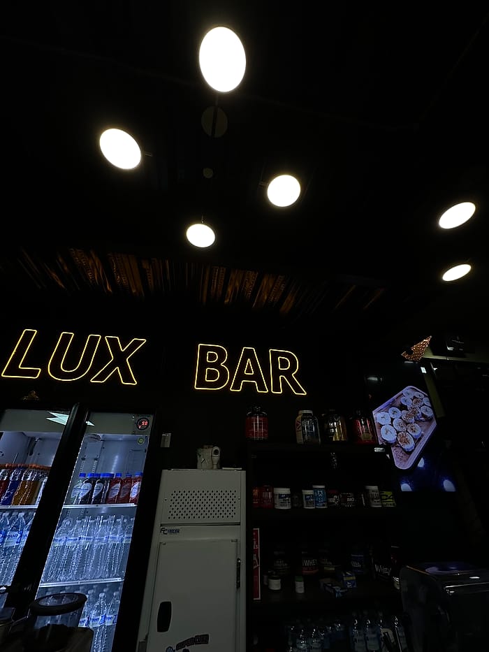 Lux Bar con letrero de neón