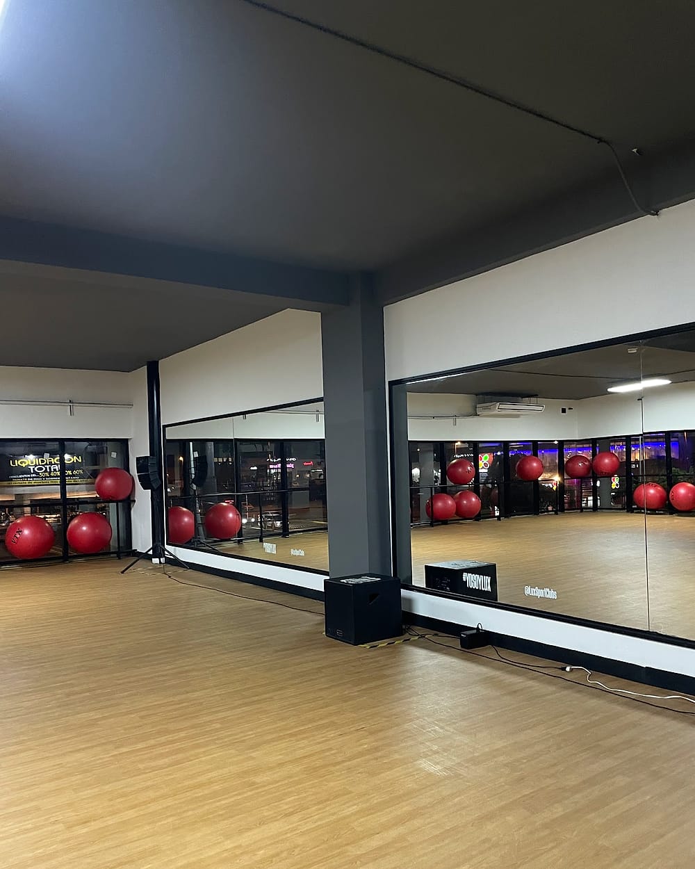 Salón de clases grupales con espejos y pelotas